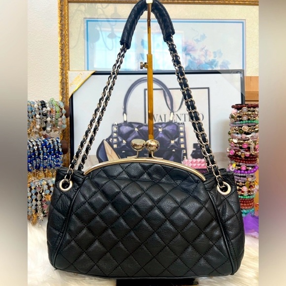 New Listing!!!
Elegant Black Quilted Genuine Leather Handbag - Picture 9 of 9